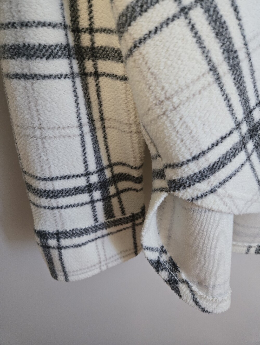 American Eagle Outfitters Women's Cream & Black Plaid Oversized Shacket - Picture 4 of 5